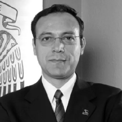 Enrique González sonriendo