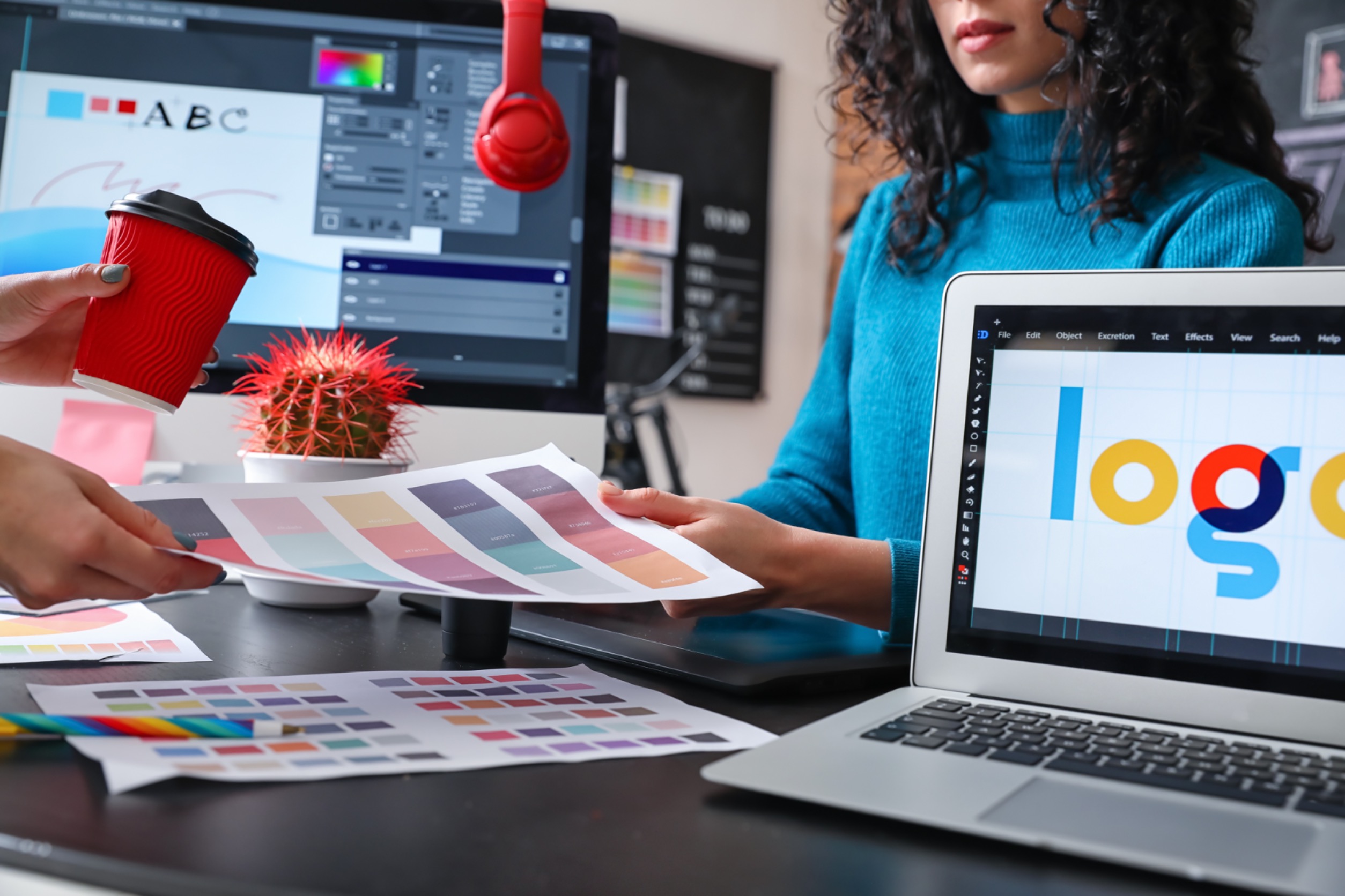 Creación de identidades visuales, logotipos, carteles y folletos